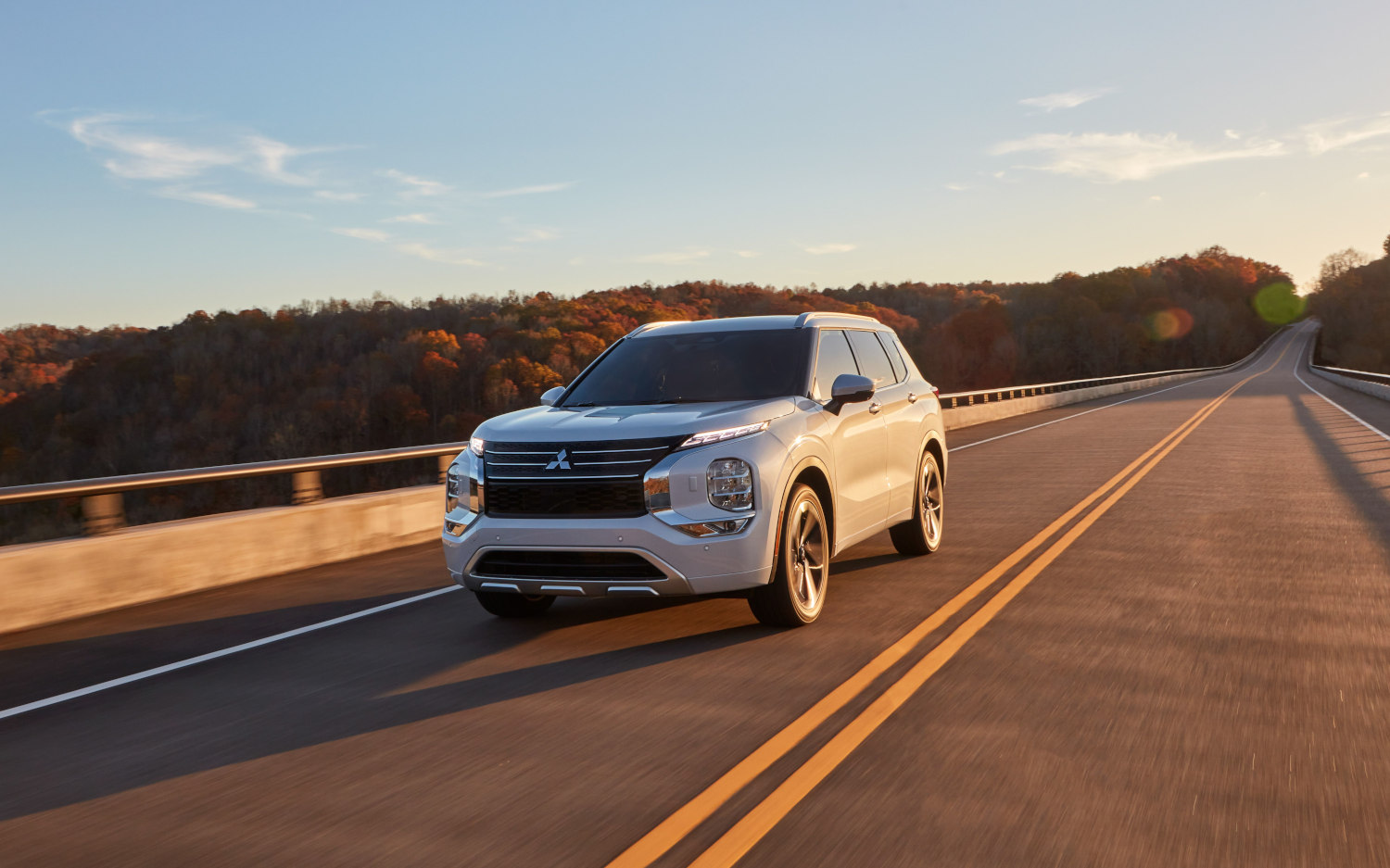 Comparison Mitsubishi Outlander SEL 2022 vs Honda CRV Hybrid